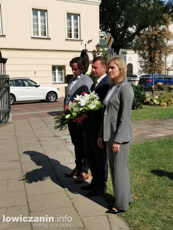 NSZZ Solidarność pod pomnikiem bł. ks. Jerzego Popiełuszki.