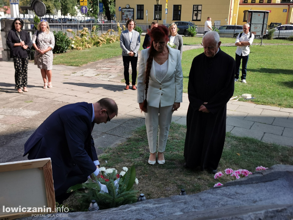 NSZZ Solidarność pod pomnikiem bł. ks. Jerzego Popiełuszki.