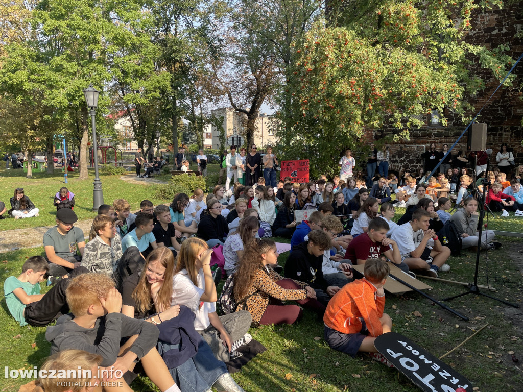 Twoja niemoc wspiera przemoc. Happening w Łowiczu