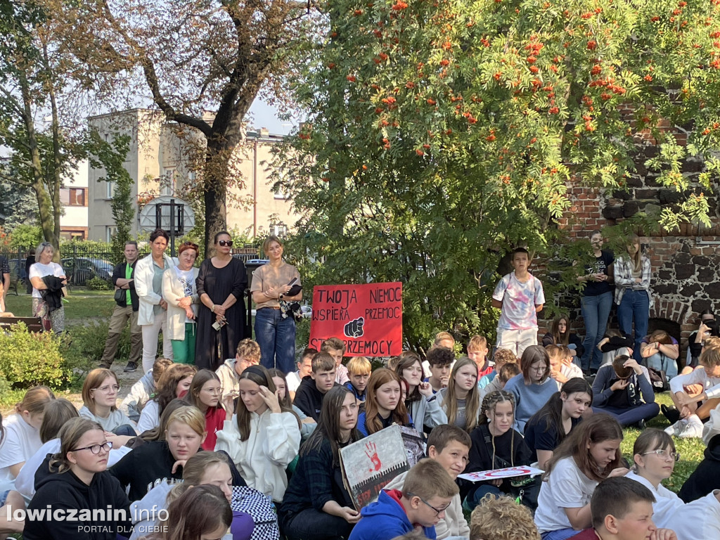 Twoja niemoc wspiera przemoc. Happening w Łowiczu