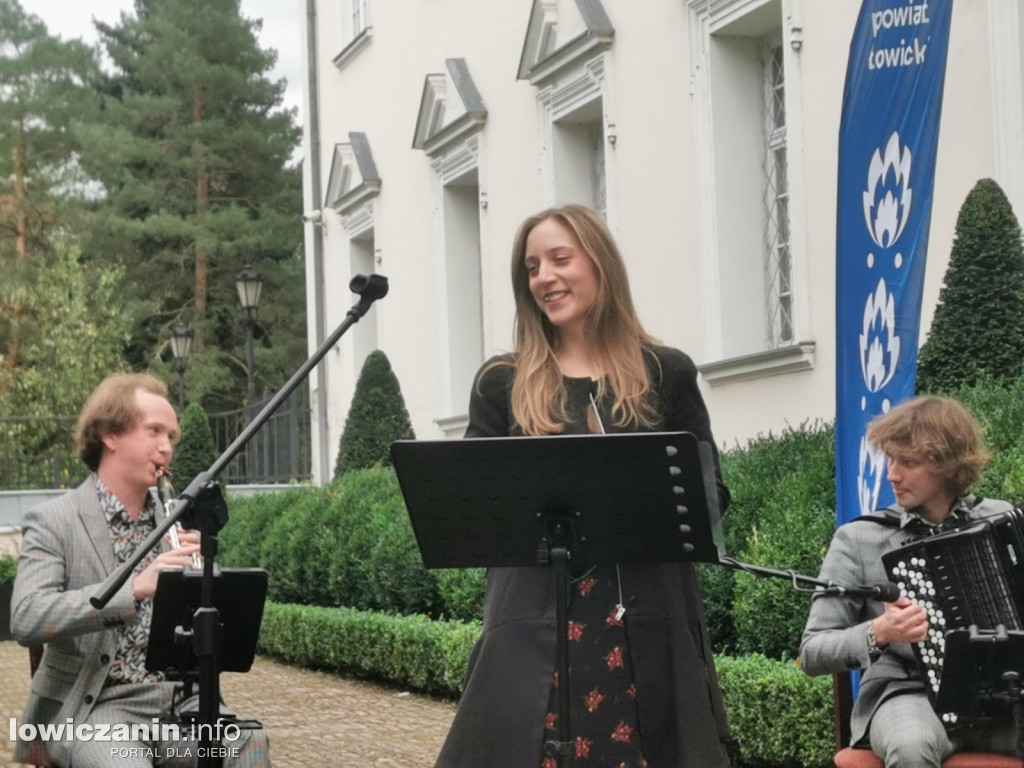 Koncert na dziedzińcu muzeum