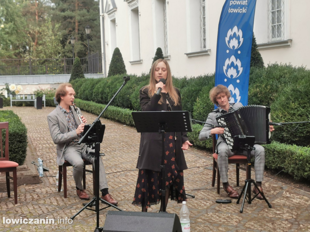 Koncert na dziedzińcu muzeum