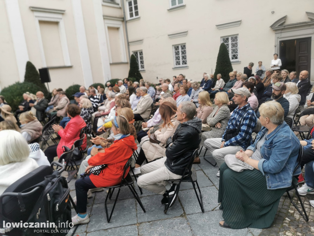 Koncert na dziedzińcu muzeum