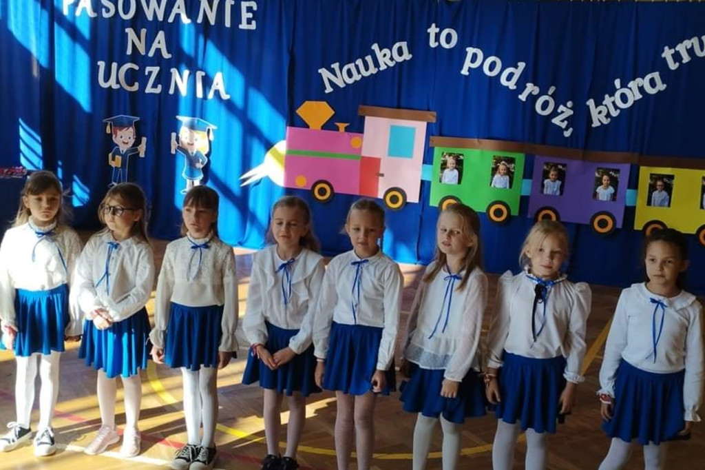 Pasowanie uczennic w Dąbkowicach
