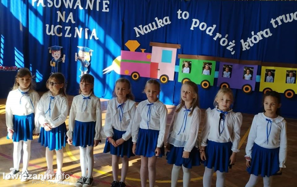Pasowanie uczennic w Dąbkowicach
