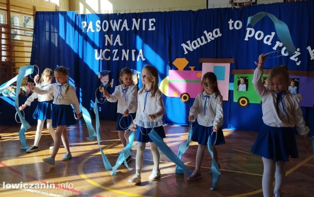 Pasowanie uczennic w Dąbkowicach