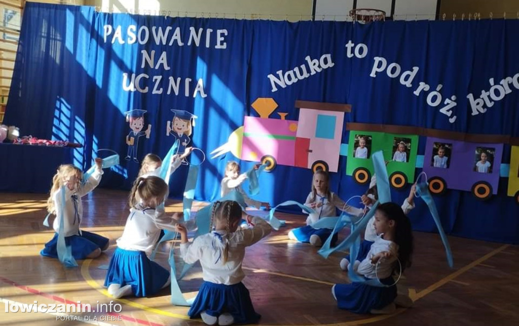 Pasowanie uczennic w Dąbkowicach