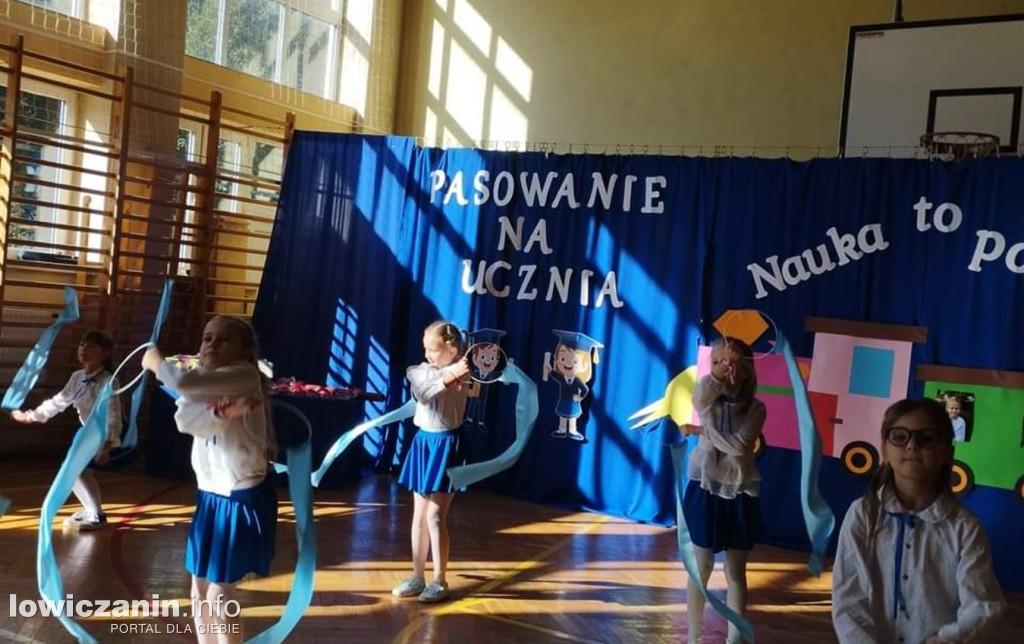 Pasowanie uczennic w Dąbkowicach