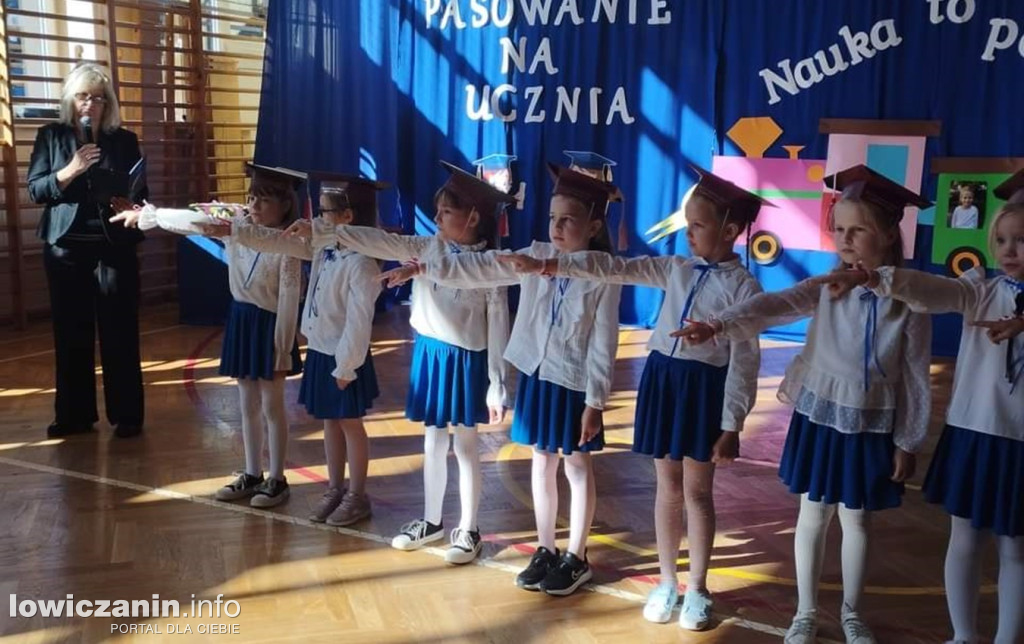 Pasowanie uczennic w Dąbkowicach