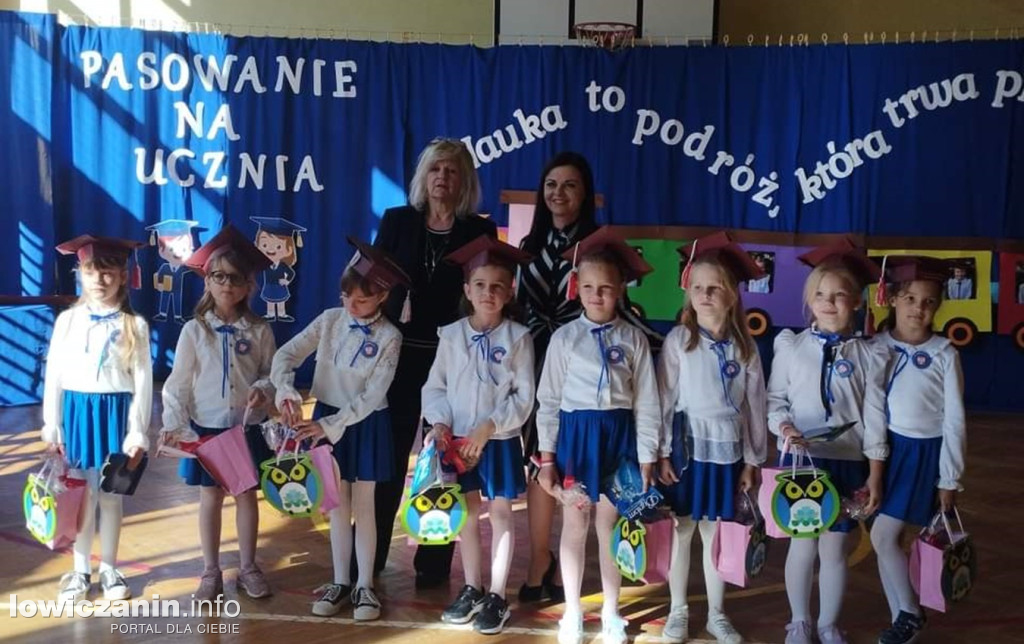 Pasowanie uczennic w Dąbkowicach