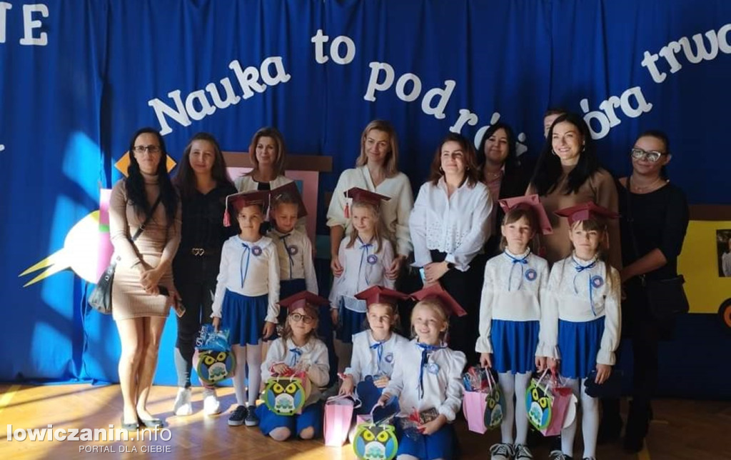 Pasowanie uczennic w Dąbkowicach