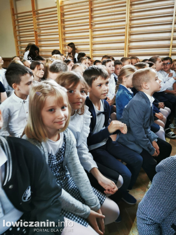 SP1 Łowicz. Uroczystość z okazji Dnia Edukacji Narodowej