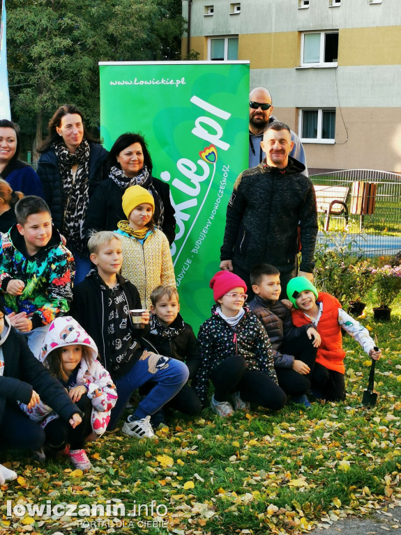 Wspólne sadzenie drzew i krzewów przy SP1 w Łowiczu
