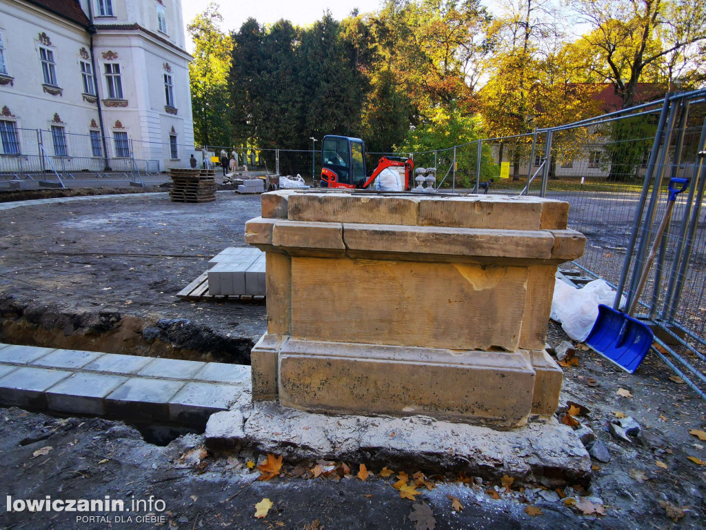 NIEBORÓW. Przebudowa podjazdu pod główne wejście do pałacu