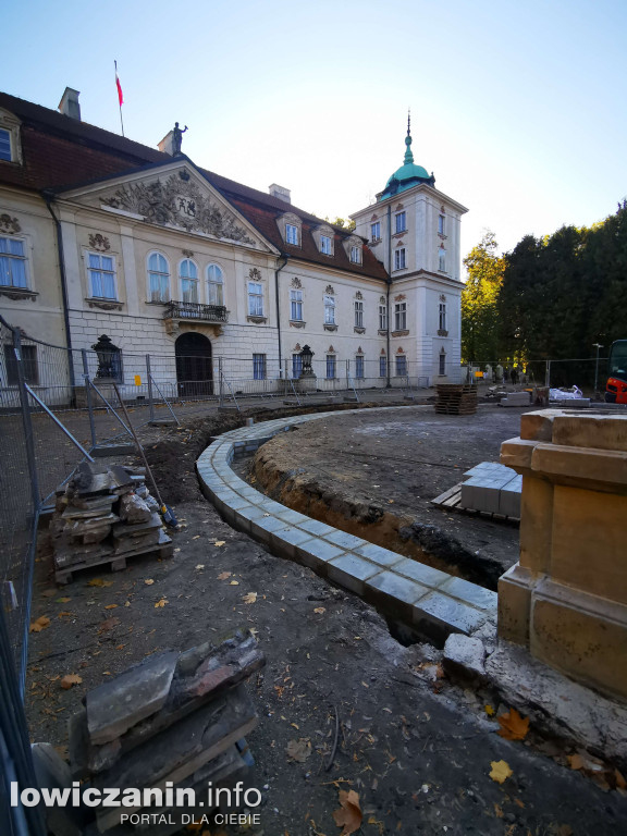NIEBORÓW. Przebudowa podjazdu pod główne wejście do pałacu