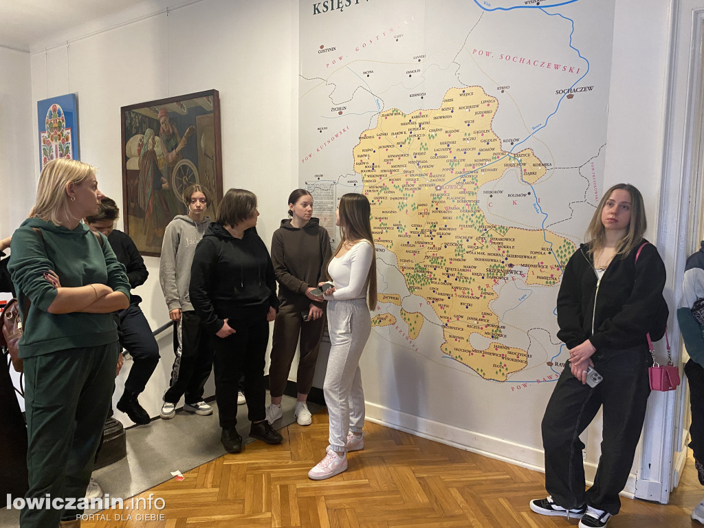 Licealiści z Mławy w łowickim muzeum
