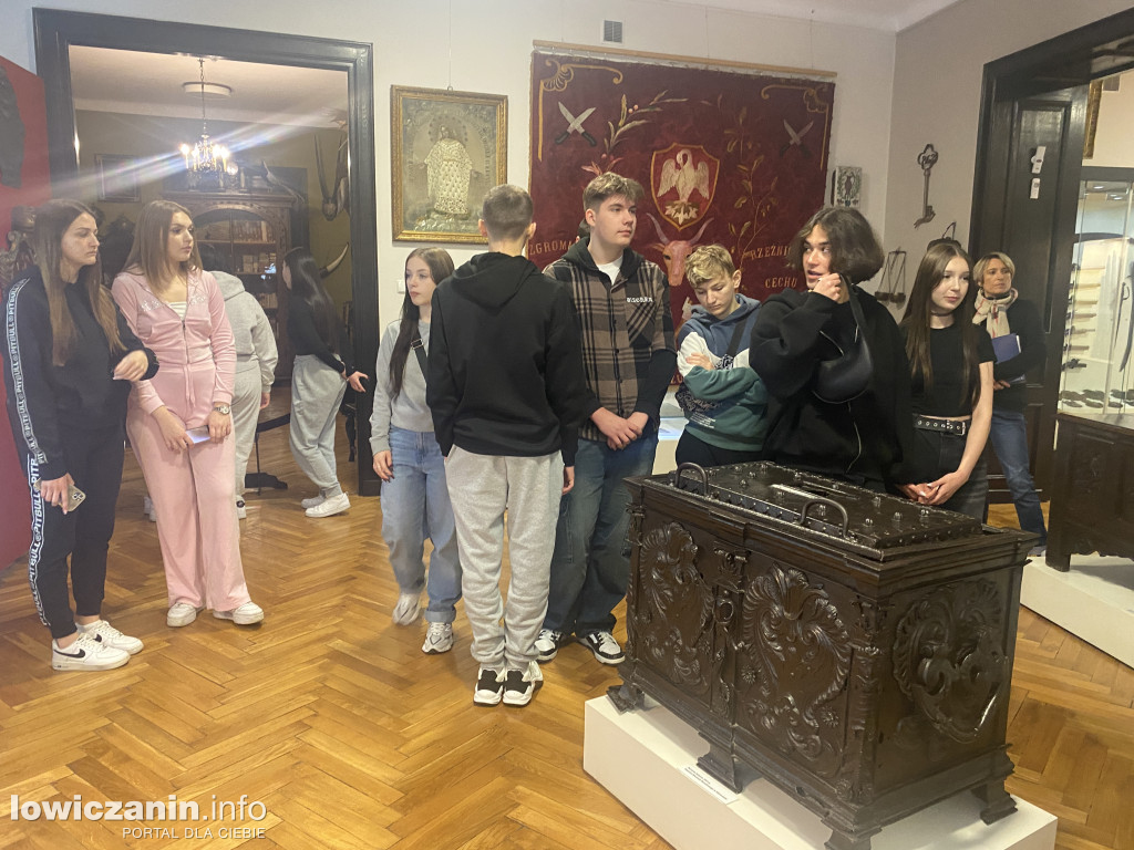 Licealiści z Mławy w łowickim muzeum