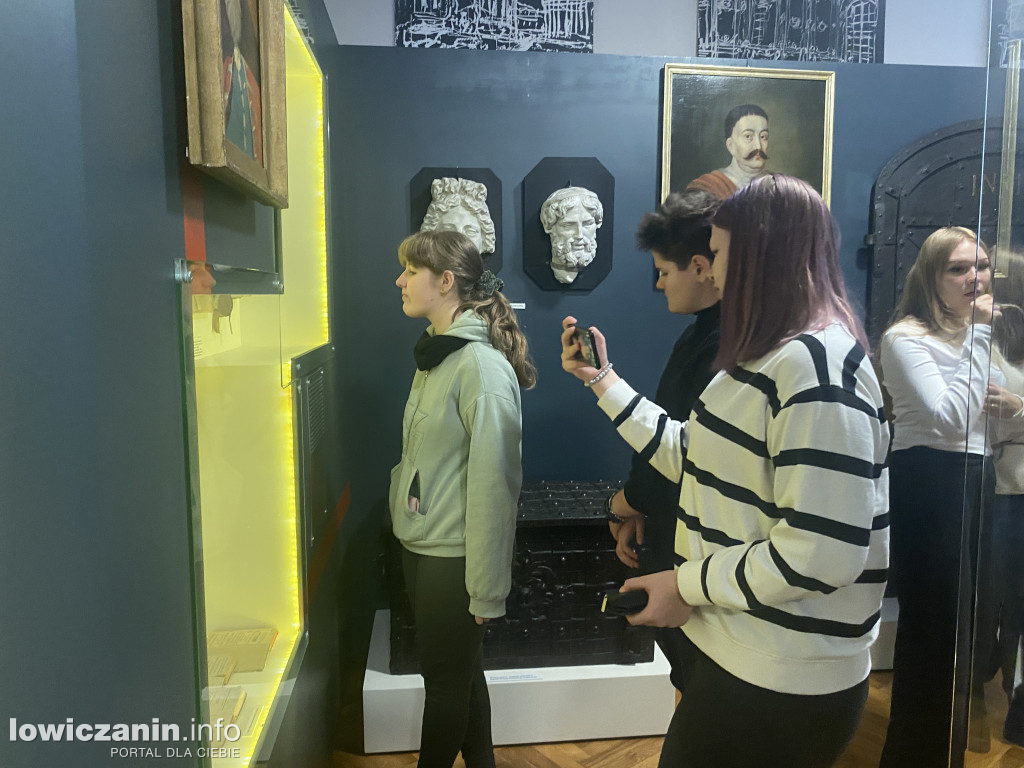 Licealiści z Mławy w łowickim muzeum