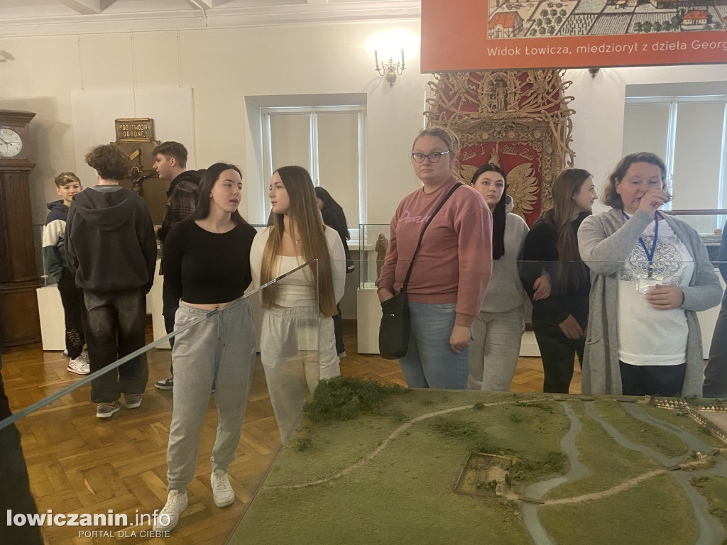 Licealiści z Mławy w łowickim muzeum