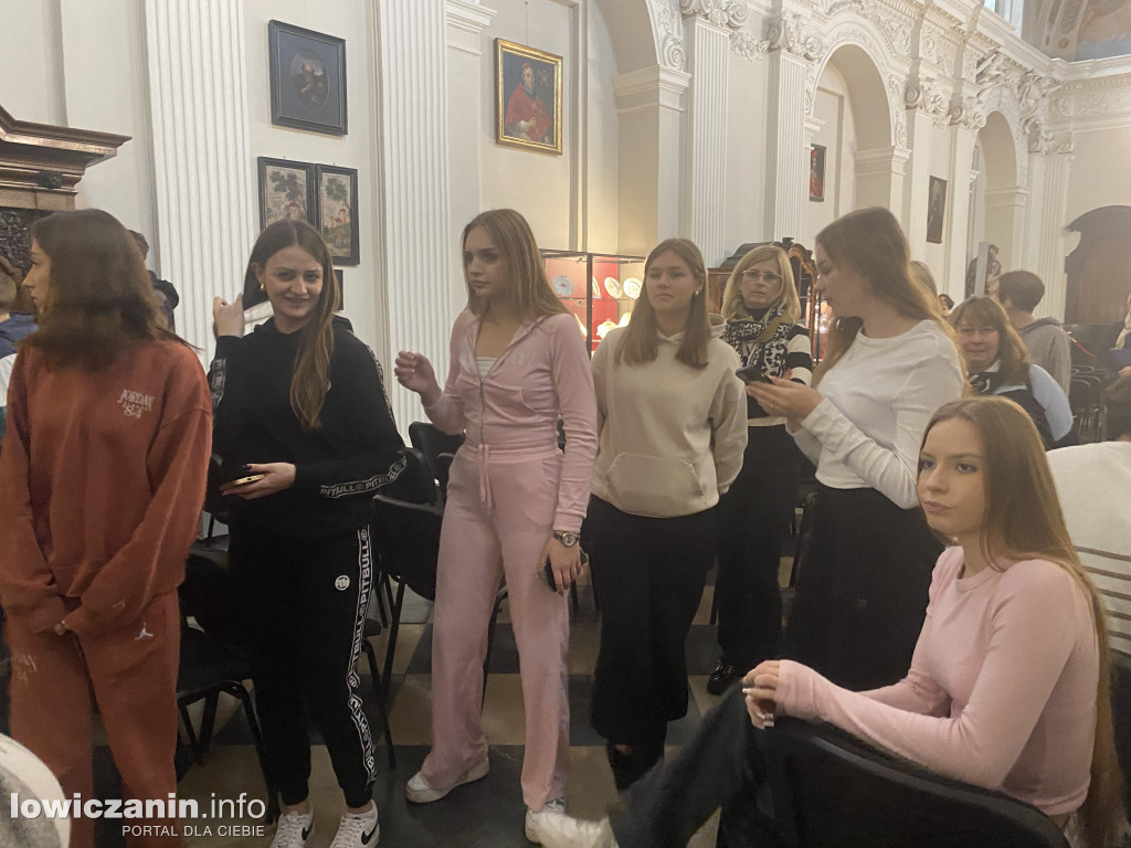 Licealiści z Mławy w łowickim muzeum