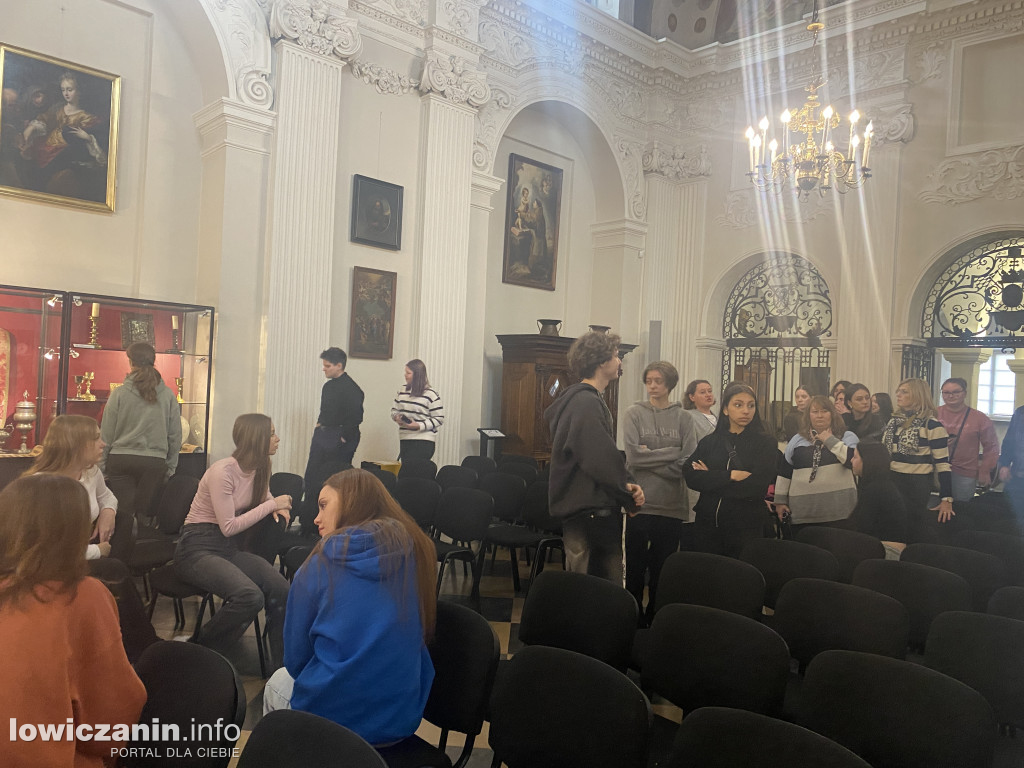 Licealiści z Mławy w łowickim muzeum