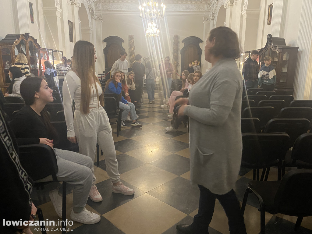 Licealiści z Mławy w łowickim muzeum