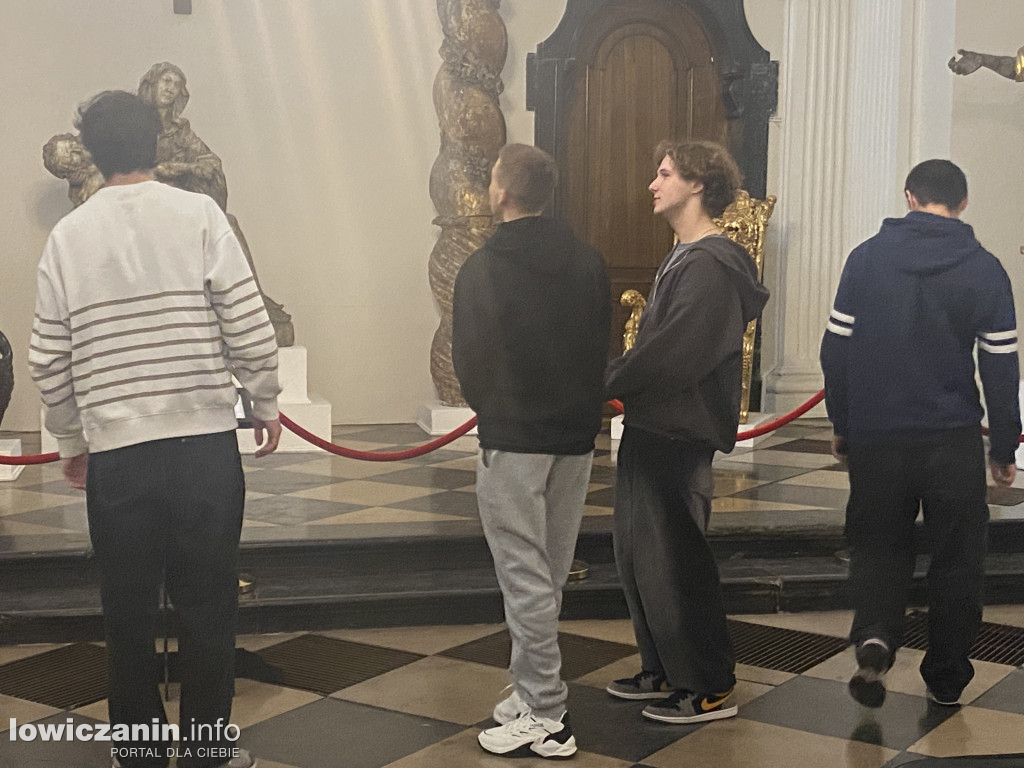 Licealiści z Mławy w łowickim muzeum