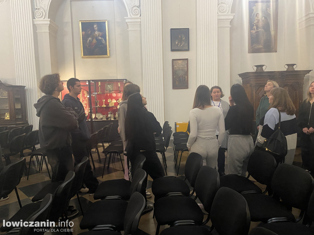 Licealiści z Mławy w łowickim muzeum