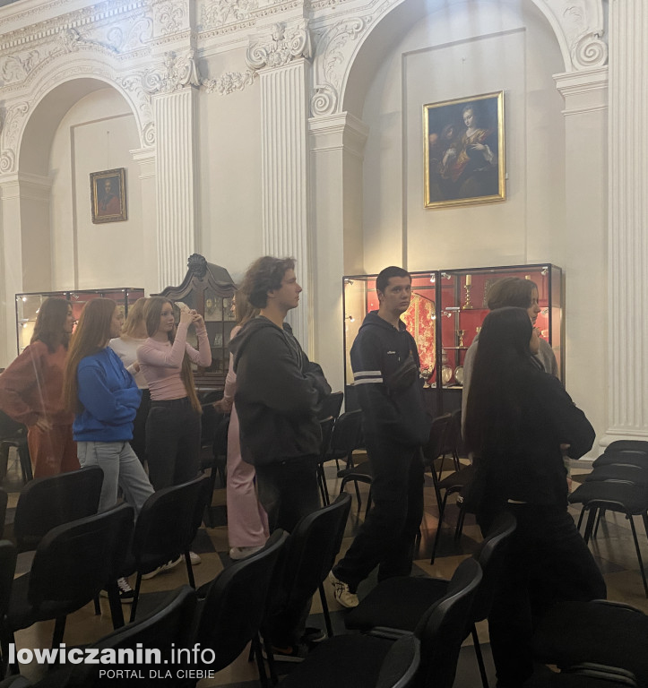 Licealiści z Mławy w łowickim muzeum