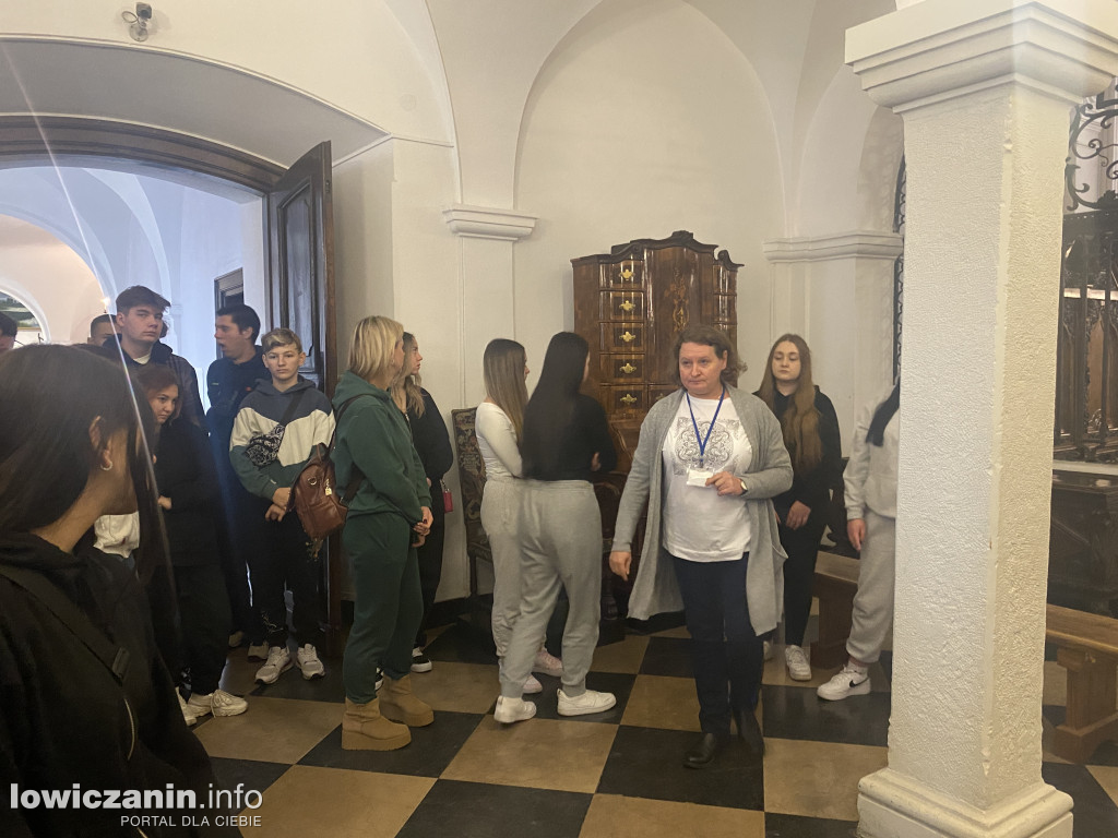 Licealiści z Mławy w łowickim muzeum