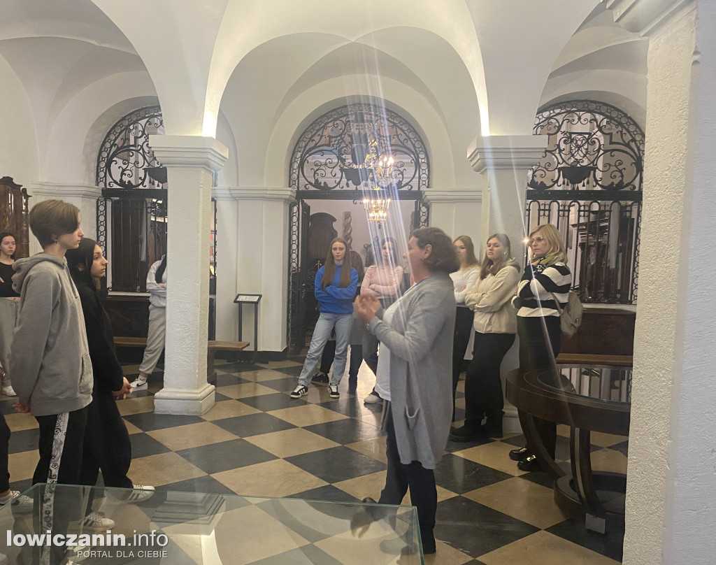 Licealiści z Mławy w łowickim muzeum