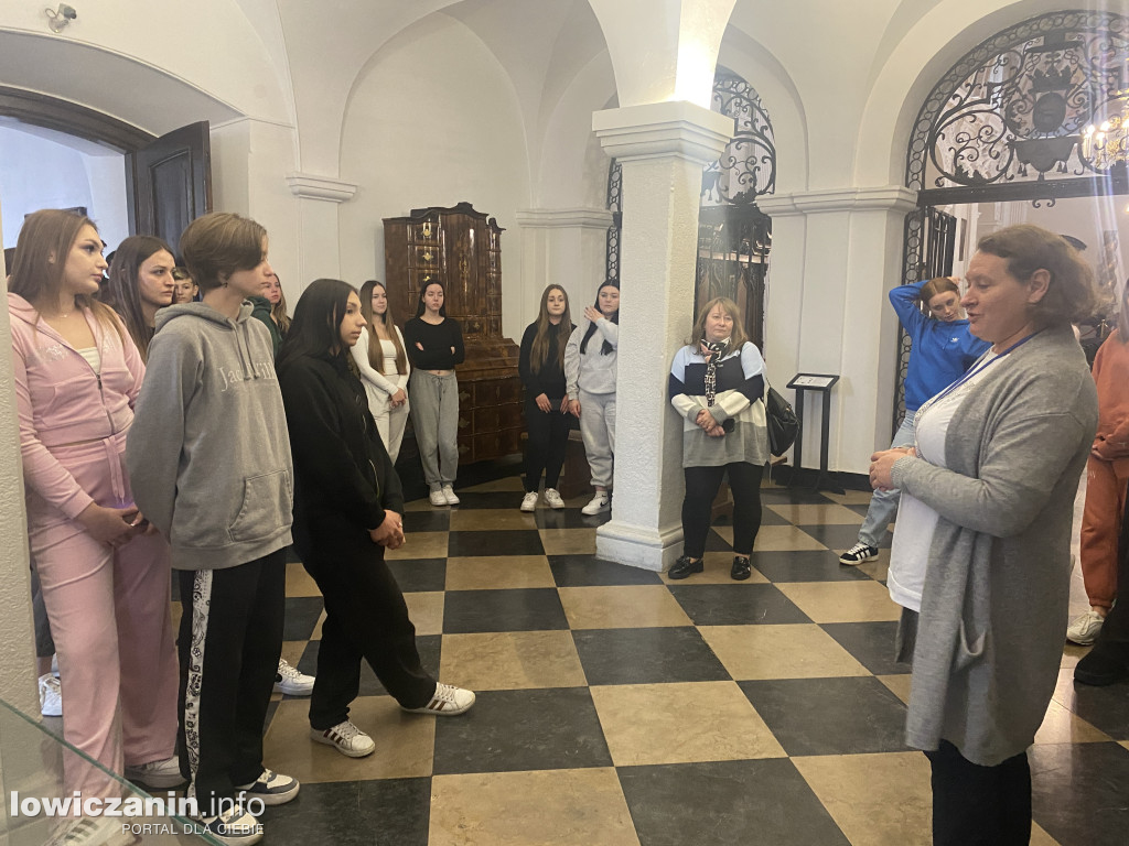 Licealiści z Mławy w łowickim muzeum