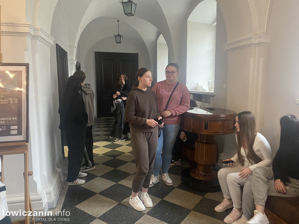 Licealiści z Mławy w łowickim muzeum