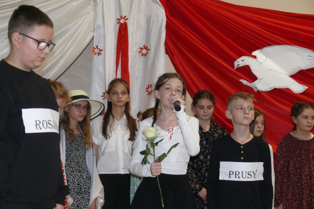 SP1 Łowicz. Występ z okazji 11 Listopada