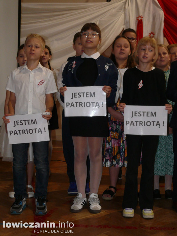 SP1 Łowicz. Występ z okazji 11 Listopada