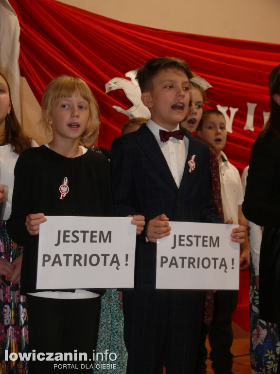SP1 Łowicz. Występ z okazji 11 Listopada