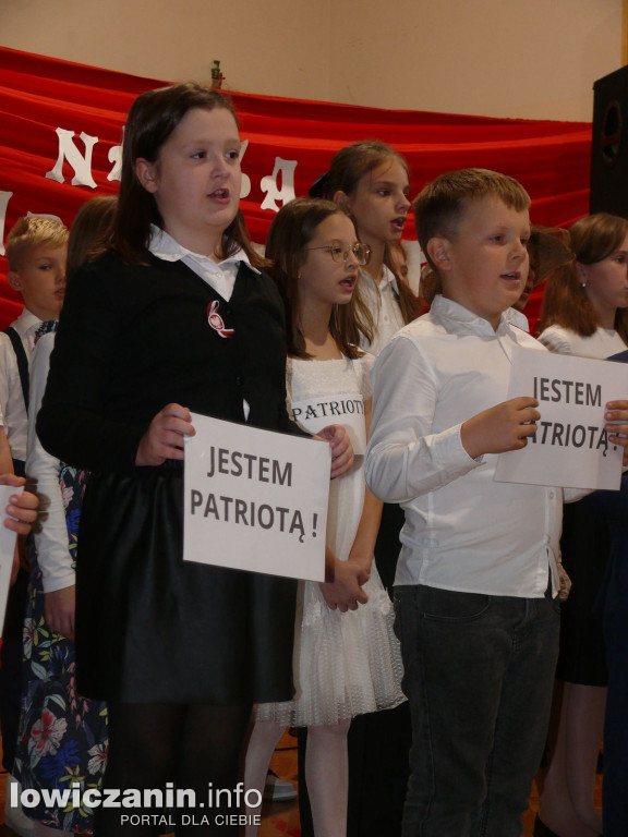 SP1 Łowicz. Występ z okazji 11 Listopada