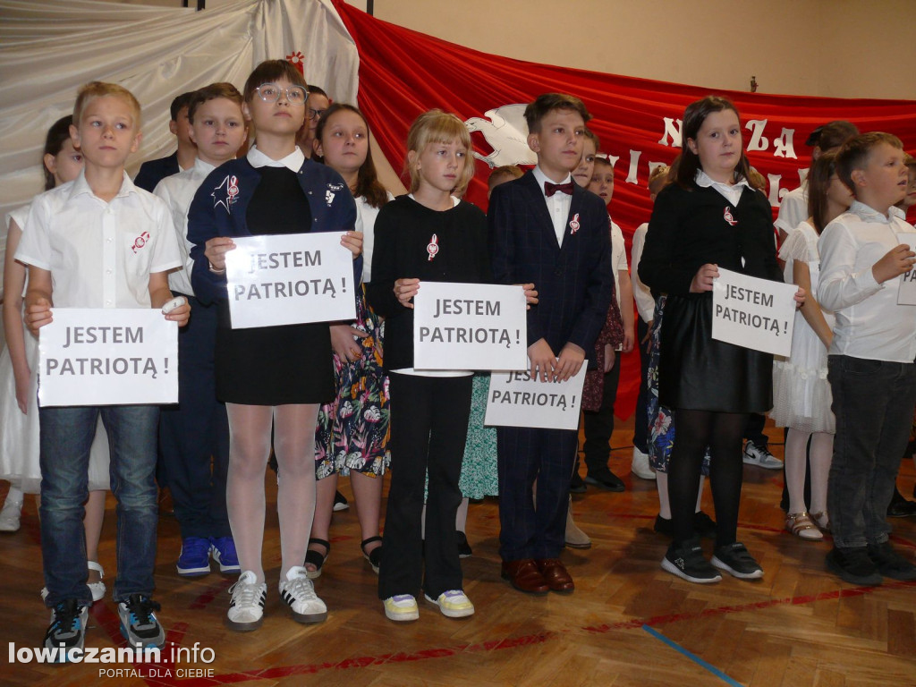 SP1 Łowicz. Występ z okazji 11 Listopada