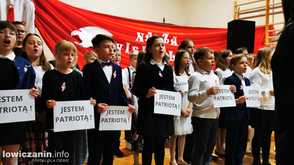 SP1 Łowicz. Występ z okazji 11 Listopada
