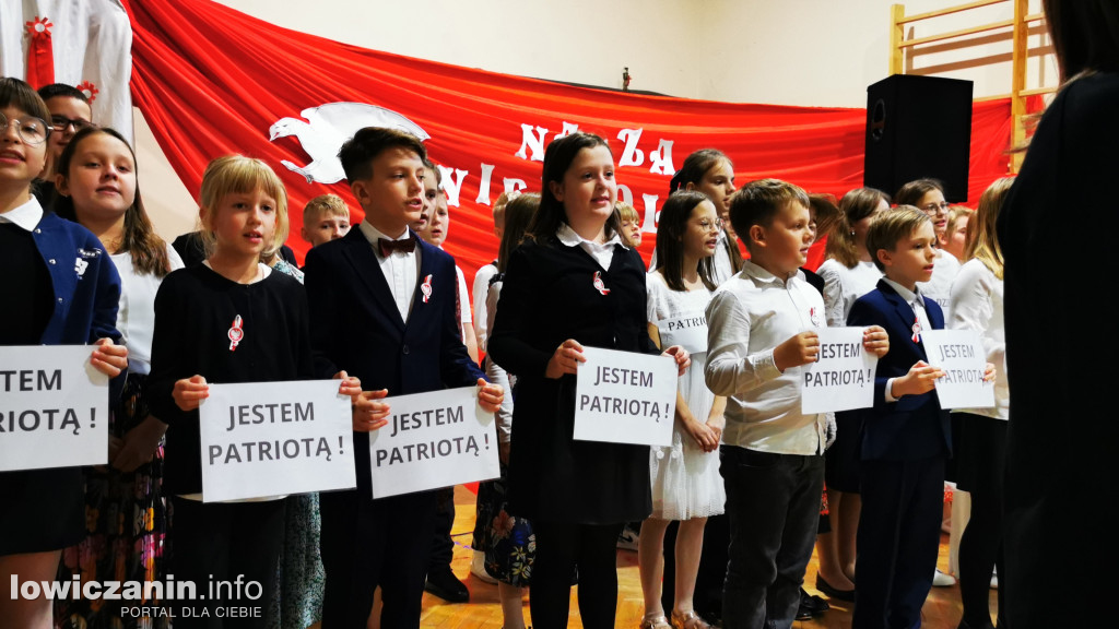 SP1 Łowicz. Występ z okazji 11 Listopada
