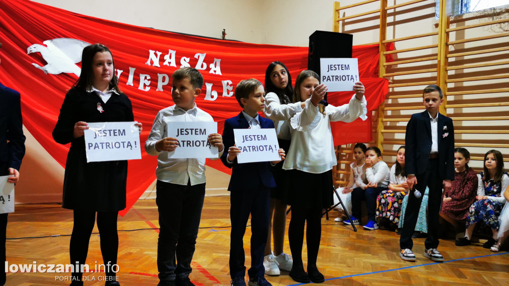 SP1 Łowicz. Występ z okazji 11 Listopada