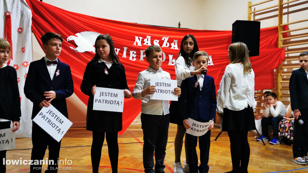 SP1 Łowicz. Występ z okazji 11 Listopada