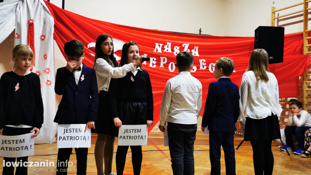 SP1 Łowicz. Występ z okazji 11 Listopada