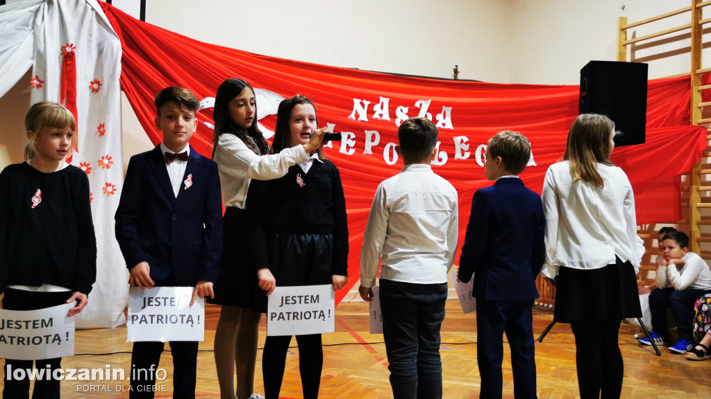 SP1 Łowicz. Występ z okazji 11 Listopada
