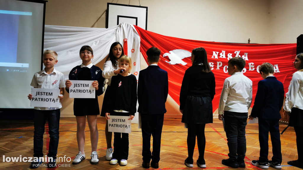 SP1 Łowicz. Występ z okazji 11 Listopada