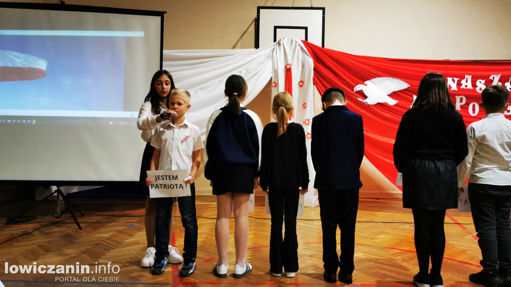 SP1 Łowicz. Występ z okazji 11 Listopada