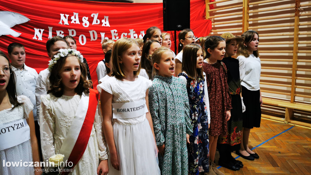 SP1 Łowicz. Występ z okazji 11 Listopada