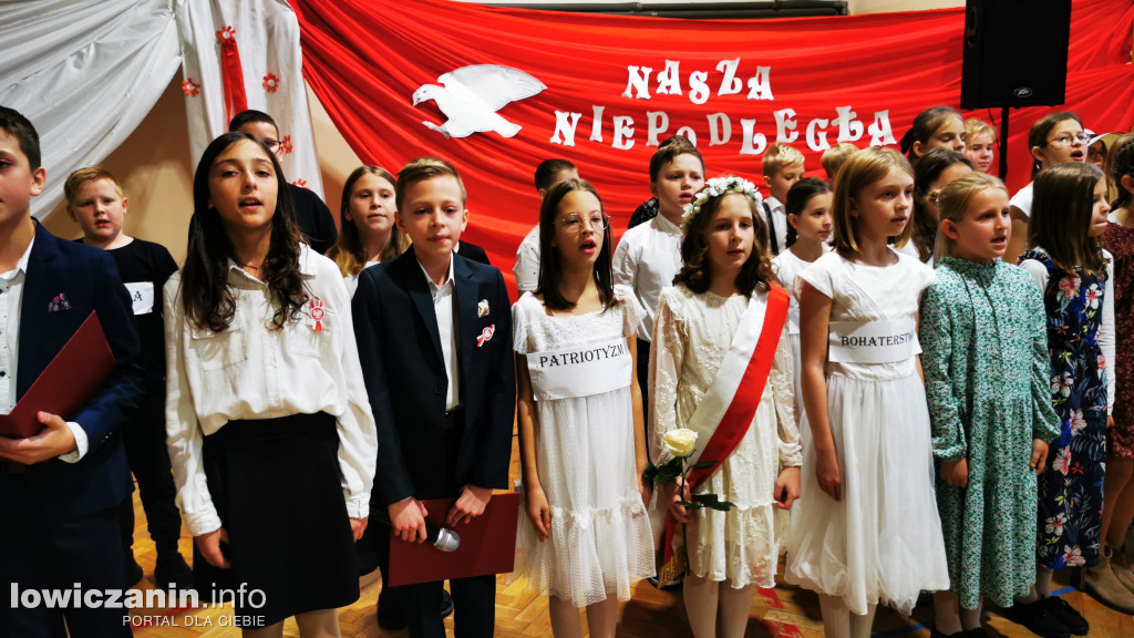 SP1 Łowicz. Występ z okazji 11 Listopada