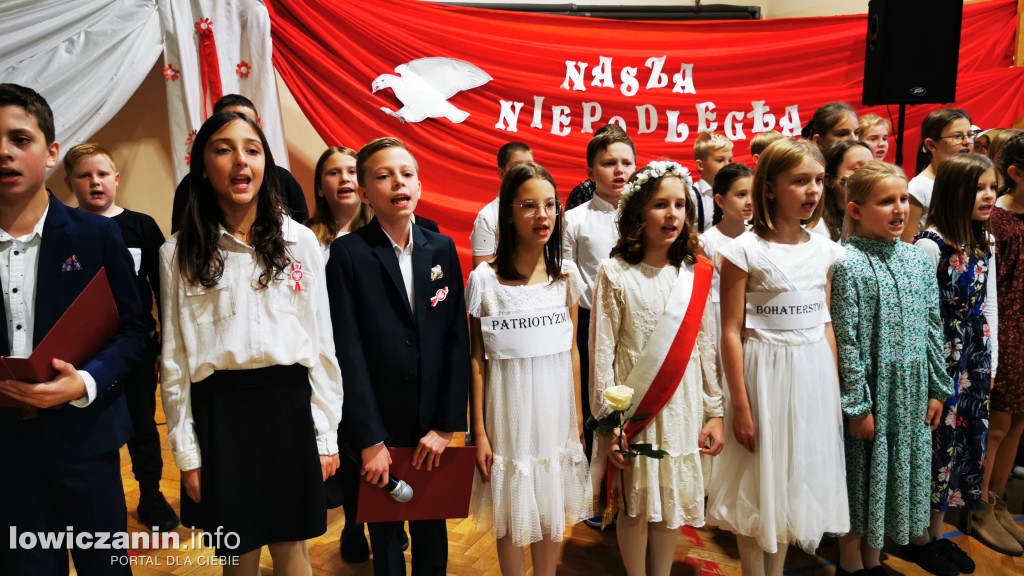 SP1 Łowicz. Występ z okazji 11 Listopada