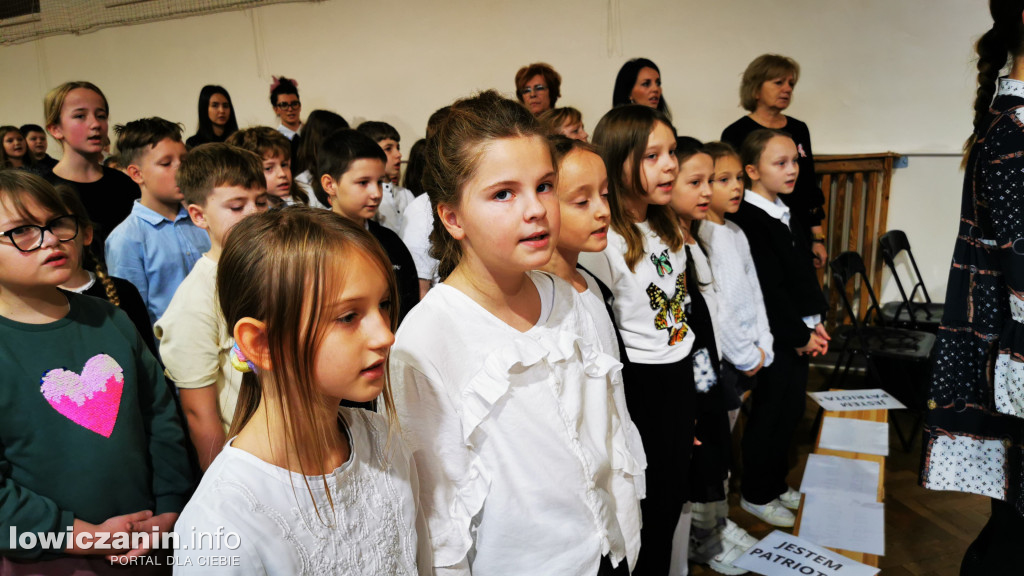 SP1 Łowicz. Występ z okazji 11 Listopada